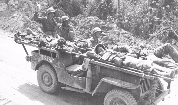 Trên chiến trường, những chiếc Jeep này còn kiêm luôn nhiệm vụ tải thương. Nếu biết cách sắp xếp cáng thương, mỗi chiếc Jeep có thể chở được từ 3 cho tới 4 thương binh. Đây chính là thiên thần hộ mệnh, đã cứu sống nhiều binh lính trong tình trạng nguy kịch khi kịp đưa họ về hậu tuyến để cấp cứu. Nguồn ảnh: Health.