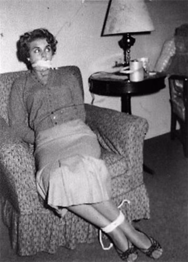 Kẻ giết người hàng loạt Harvey Glatman đã đóng giả là một nhiếp ảnh gia và hứa hẹn sẽ biến các cô gái trẻ trở thành những siêu mẫu hòng dụ họ vào nhà – nơi hắn đã hãm hiếp và giết chết họ. Không những thế, hắn còn ghi lại toàn bộ quá trình tội ác của mình. Người trong bức ảnh là Judith Dull, nạn nhân đầu tiên năm 1957.