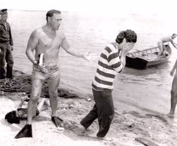 Năm 1947, khi gia đình Thomas đang đi nghỉ dưỡng gần đập nước Hansen ở Los Angeles thì đột nhiên con họ là Patricia và Raymond mất tích. Một cuộc tìm kiếm nổ ra và bức ảnh bên dưới đã ghi lại phản ứng đau đớn của bà Thomas khi tìm thấy thi thể con gái. Con trai bà đã được tìm thấy không lâu sau đó.