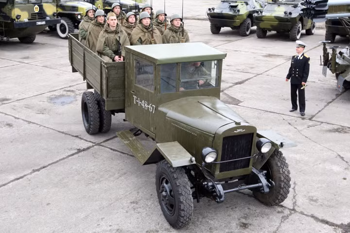 Quân nhân Nga ngày nay mặc quân phục thời Vệ quốc ngồi trên xe tải chở quân ZIS-5 ở khu vực Kaliningrad, Nga.