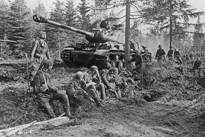 Tăng chiến hạng nặng IP (viết tắt bằng tiếng Nga của lãnh tụ Liên Xô Joseph Stalin) thay thế cho chiếc KV. Hồng quân Liên Xô tiến vào Berlin trên những chiếc xe tăng này.