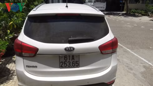 Chay qua toc do, khach Trung Quoc co y dam oto vao to tuan tra-Hinh-2