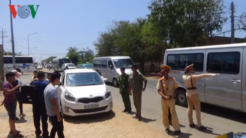 Chay qua toc do, khach Trung Quoc co y dam oto vao to tuan tra