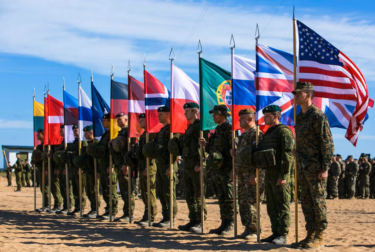 Kể từ tháng 1/2015, lực lượng NATO đã mở ra chiến dịch hỗ trợ cho Afghanistan bằng việc đưa binh lính, sỹ quan sang tận nơi để huấn luyện cho lực lượng vũ trang non trẻ của quốc gia trung đông này. Nguồn ảnh: Defensionem.