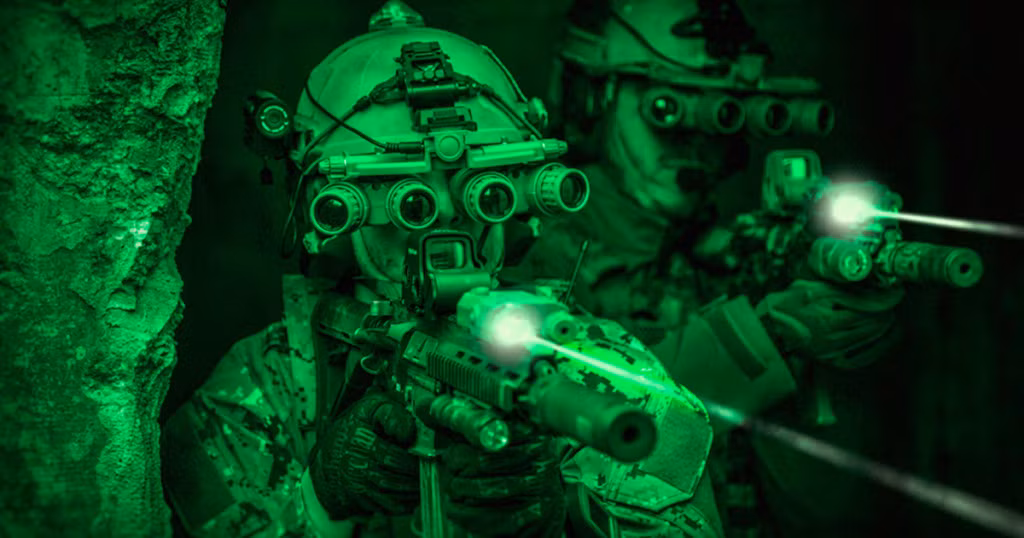 Dù tia laze chỉ thị loại này không thể nhìn thấy được bằng mắt thường nhưng chỉ với một vài thiết bị tương tự, đối phương có thể dễ dàng phát hiện ra vị trí của những người lính sử dụng hệ thống laze này. Nguồn ảnh: Tribu.