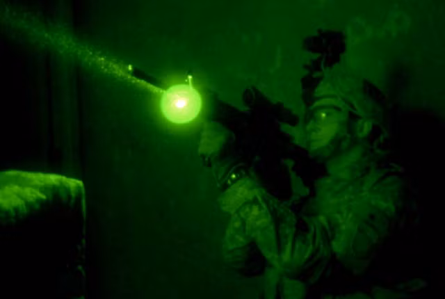 Do không thể gắm bắn súng qua đầu ruồi khi sử dụng kính nhìn đêm, binh lính buộc phải sử dụng các loại đèn laze gắn vào trước mũi súng để nhắm bắn theo chỉ thị laze. Nguồn ảnh: Acclai.