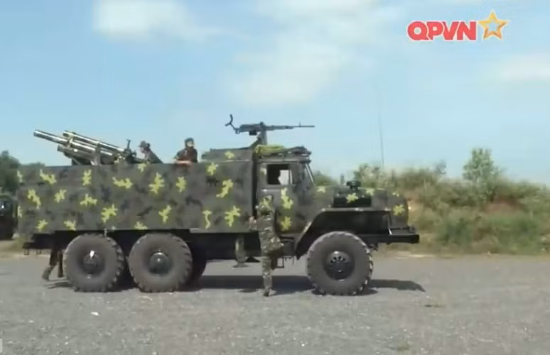 Trong ảnh là phiên bản pháo tự hành 105mm thế hệ M3 do xí nghiệp Z751 phát triển và đang trong quá trình đánh giá thử nghiệm. 105mm M3 hiện đại hơn mẫu đầu tiên ở chỗ dùng khung gầm Ural 43200710 tải trọng lớn hơn, cho phép tích hợp giáp bảo vệ pháo thủ, thêm vũ khí phụ là đại liên NSV phòng không. Nguồn ảnh: Kênh QPVN