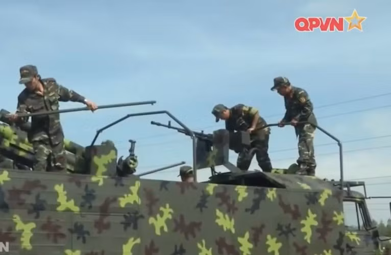 Pháo tự hành Việt Nam cũng sử dụng khẩu 105mm M101A1 với tốc độ bắn tương đương, nhưng sự tính toán cần can thiệp nhiều của con người. Tuy nhiên, với tốc độ nghiên cứu hiện tại, việc tích hợp hệ thống điều khiển hỏa lực có thể được thực hiện trong tương lai gần. Nguồn ảnh: Kênh QPVN