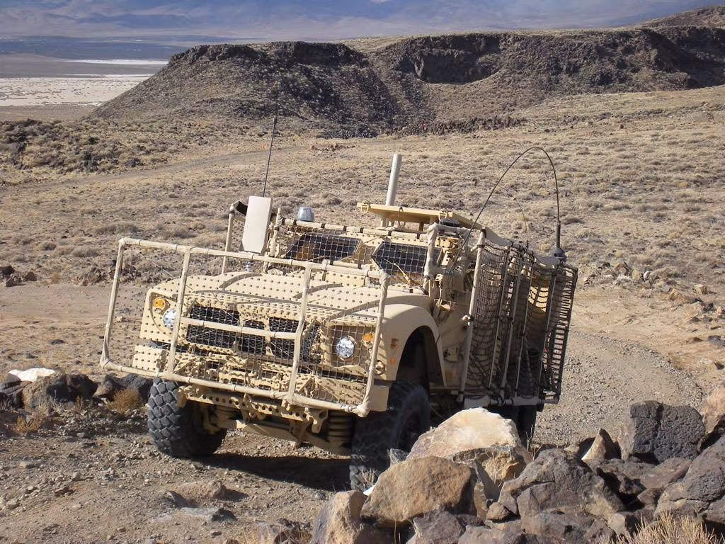 Lưới B-40 cũng rất dễ kiếm ở bất cứ đâu trên thế giới và chỉ cần một vài dụng cụ đơn giản, những người lính cũng có thể tự chế được một lớp "áo giáp sắt" bảo vệ bên ngoài chiếc xe của mình. Nguồn ảnh: BeingTank.