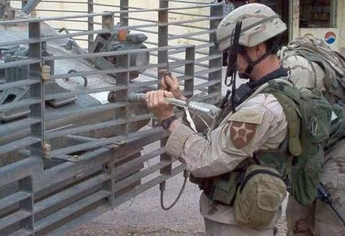 Ngoài ra, hệ thống giáp lồng này cũng có tác dụng làm cho viên đạn chống tăng bị kẹt lại (do đạn chống tăng của súng RPG có cánh đuôi khá rộng). Khi bị kẹt lại vào lớp lồng này viên đạn RPG sẽ tự hủy sau khi đốt cháy hết liều phóng mà không gây ra nguy hiểm cho những người ở phía trong xe. Nguồn ảnh: BeingTank.