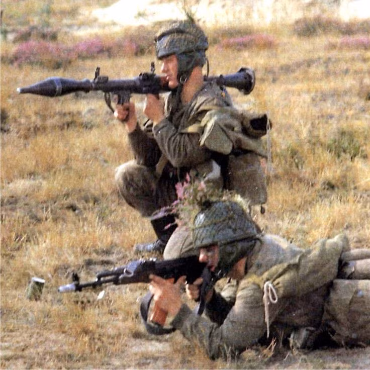 Binh lính Đông Đức được tổ chức theo lối hiện đại và trung thành tuyệt đối với Liên Xô, các tướng lĩnh quân sự cấp cao của Đông Đức phần lớn là những người Đức sinh ra và lớn lên ở Liên Xô hoặc có mối quan hệ máu mủ thân thiết với phía Liên Xô. (Trong ảnh là loại Súng chống tăng RPG và AK-47 được binh lính Đông Đức sử dụng phổ biến). Nguồn ảnh: Pinterest.