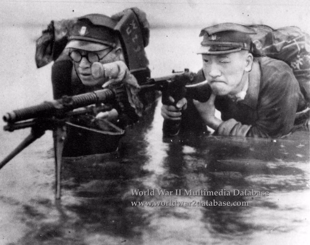 Học sinh cấp ba ở Nhật mặc đồng phục đi huấn luyện quân sự. Nguồn ảnh: WWII.