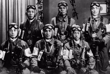 Các phi công lái máy bay tầm xa của Nhật Bản. Vì phi công đều là những sỹ quan đã tốt nghiệp tại các trường đào tạo cấp cao nên tất cả họ đều được mang kiếm. Nguồn ảnh: Dailymail.