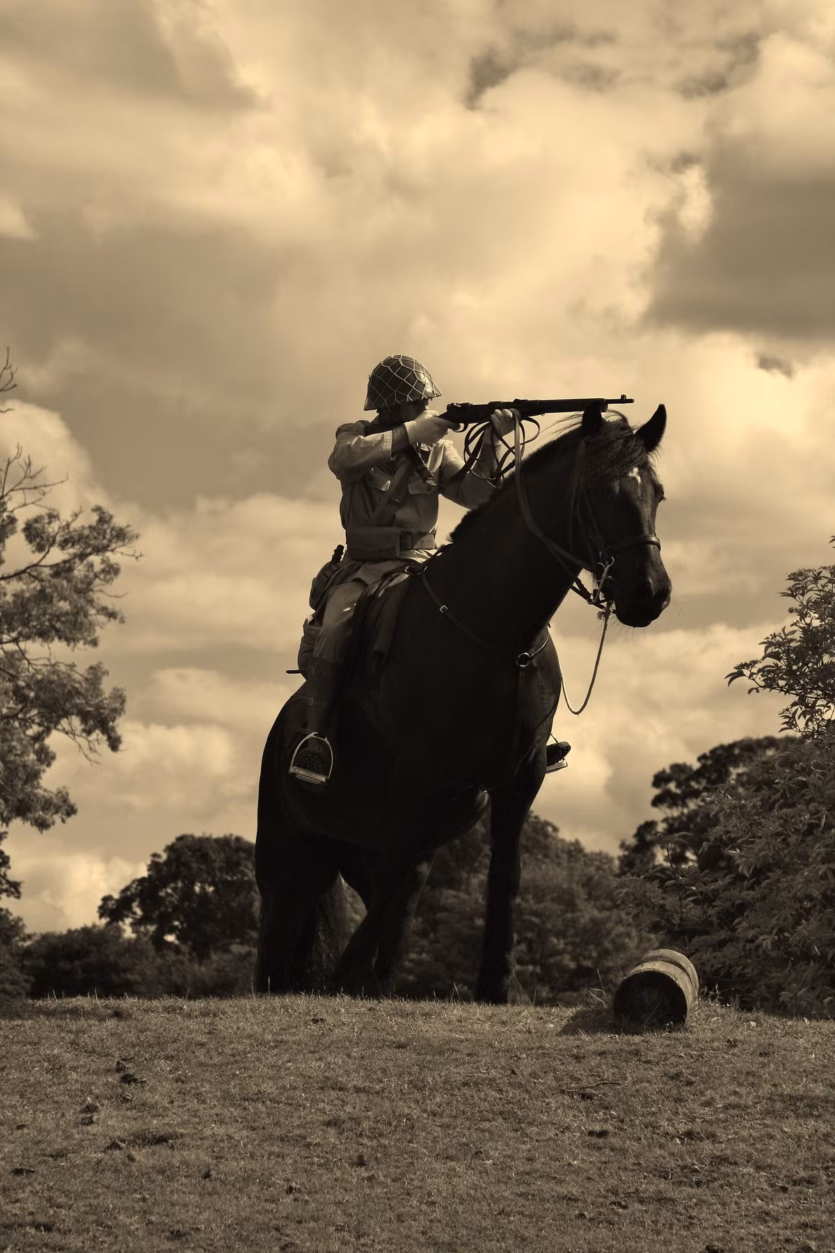 Kỵ binh Nhật cưỡi ngựa bắn súng. Thực tế thì trong chiến tranh thế giới thứ hai, lực lượng kỵ binh của Nhật thường chỉ làm nhiệm vụ truyền tin, trinh sát là chính. Nguồn ảnh: War2war.