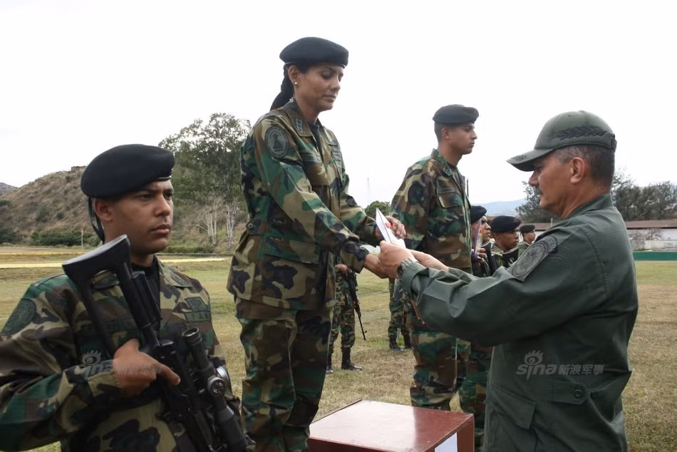 Giống với các đội quân khác trên thế giới, quân đội Venezuela tuyển chọn rất ít binh lính nữ, nhất là những đơn vị chiến đấu chủ lực ở tuyến đầu như Lữ đoàn cơ giới 31 này. Nguồn ảnh: Sina.