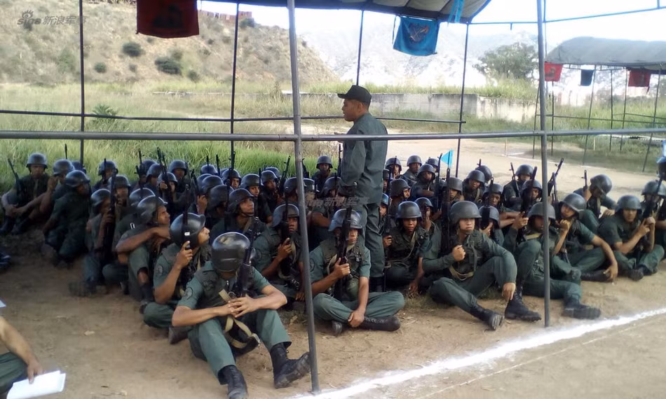 Từ những năm 1977, Quân đội Venezuela đã mở những trường đào tạo sỹ quan dành riêng cho nữ giới và tạo điều kiện cho "chị em" xung phong nhập ngũ. Năm 2013 vừa rồi, Không quân Venezuela đã có nữ phi công tiêm kích chiến đấu đầu tiên. Nguồn ảnh: Sina.