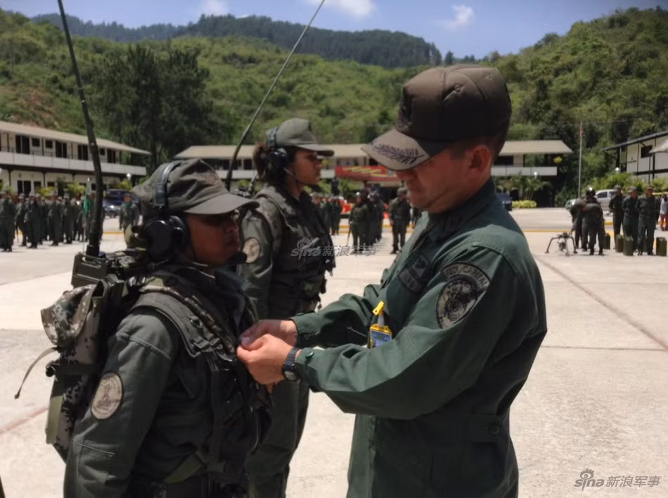 Lữ đoàn cơ giới số 31 là một trong những đơn vị hiếm hoi trong Quân đội Venezuela có sự góp mặt của những nữ binh lính trong các đơn vị chiến đấu. Nguồn ảnh: Sina.