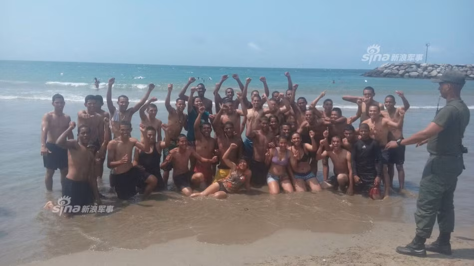 Nữ binh lính Venezuela cùng đồng đội trong một cuộc huấn luyến dưới nước. Nguồn ảnh: Sina.
