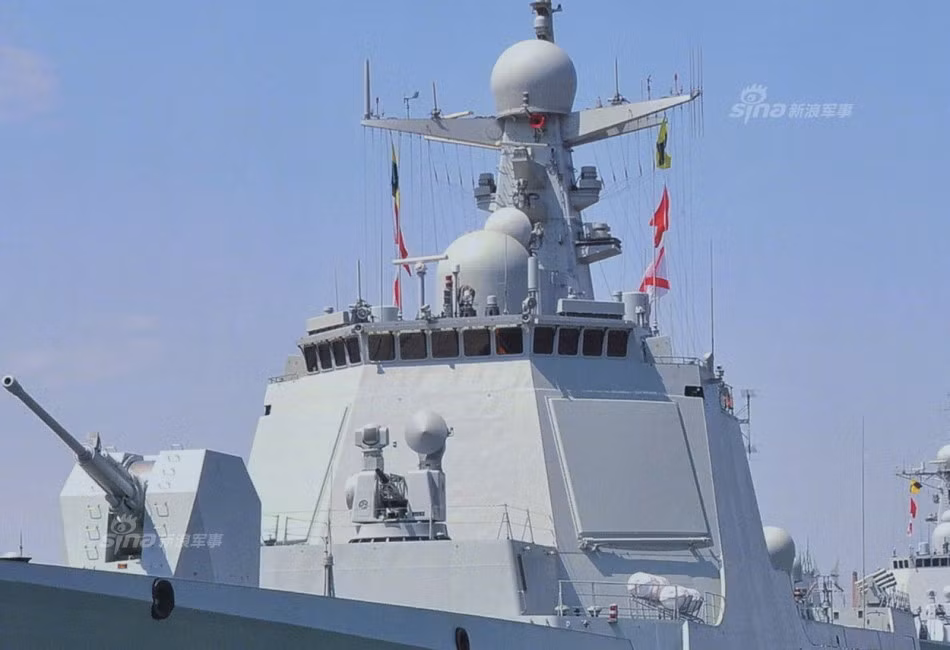 Type 052D được trang bị một pháo chính 130 mm ở phía trước mũi tàu và 2 pháo 30mm điều khiển từ xa. Ngoài ra tàu còn được trang bị 1 pháo cao tốc H/PJ-12 và 1 hệ thống tên lửa đánh chặn tầm gần HHQ. Nguồn ảnh: Sina.