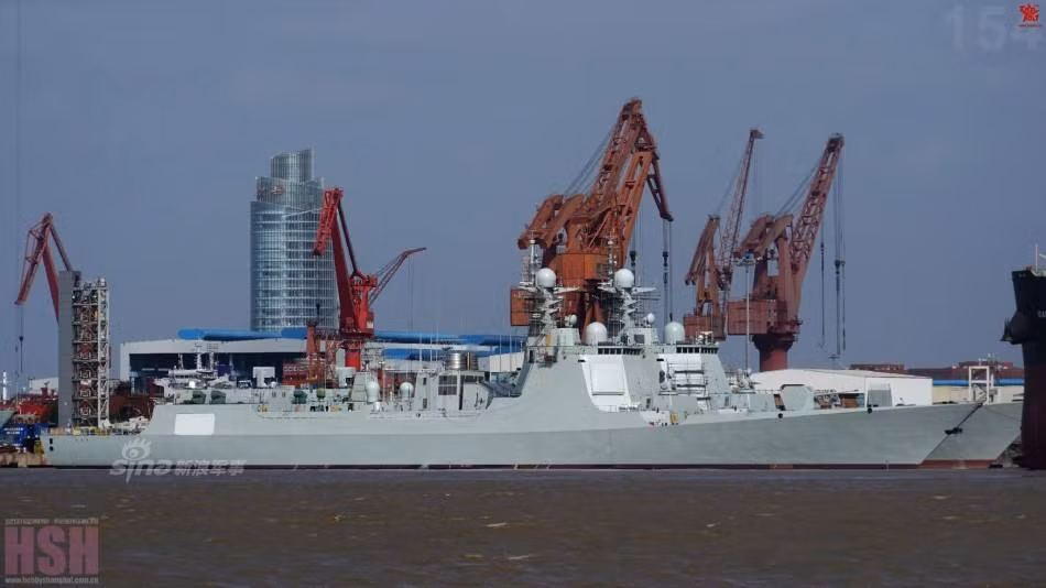 Việc có riêng từng đường thoát khí phản lực cho từng giếng phóng khiến cho hệ thống phóng của Trung Quốc gần giống với hệ thống giếng phóng Mk 41 thường được dùng trên các tàu khu trục của Mỹ. Nguồn ảnh: Sina.