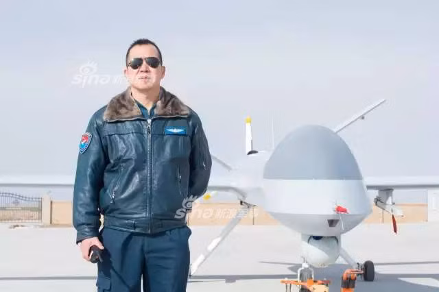 So với các phi công trực tiếp lái máy bay chiến đấu thì nhiệm vụ của các phi công lái máy bay không người lái có phần nhẹ nhàng hơn nhưng cũng không kém phần căng thẳng vì nếu không phán đoán đúng tình hình họ sẽ rất dễ tấn công nhầm mục tiêu, thậm chí tấn công nhầm quân mình do những hình ảnh được truyền tải về từ hệ thống camera của máy bay không người lái thường có chất lượng không cao. Nguồn ảnh: Sina.