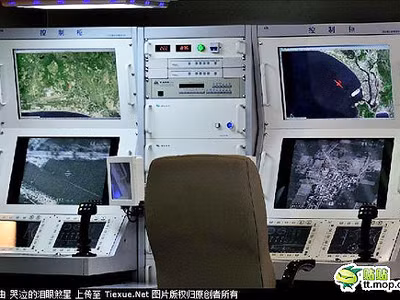 Toàn cảnh hệ thống điều khiển máy bay không người lái từ xa của Không quân Trung Quốc. Hệ thống điều khiển có hai vị trí dành cho phi công chính và phi công phụ. Thông thường, phi công chính sẽ chịu trách nhiệm bay còn phi công phụ sẽ làm nhiệm vụ điều khiển hỏa lực hoặc điều khiển hệ thống camera trên máy bay để thu thập thông tin bằng hình ảnh. Nguồn ảnh: Sina.