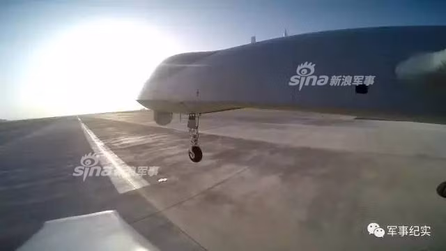 Không chỉ có hình dáng máy bay giống với các loại máy bay không người lái tầm xa của Mỹ, hệ thống điều khiển và hệ thống giám sát hành trình của các máy bay không người lái Trung Quốc cũng có điểm tương đồng khá lớn với Mỹ. Nguồn ảnh: Sina.
