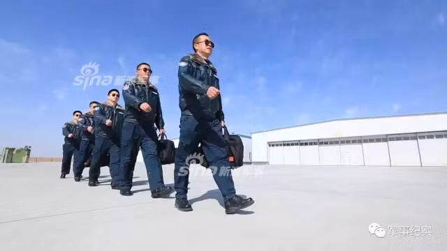 Các phi công đièu khiển máy bay không người lái không phải chịu các tiêu chuẩn khắt khe về thể lực như các phi công lái máy bay chiến đấu do họ không trực tiếp bay lượn trên trời. Phần lớn các phi công lái máy bay không người lái Trung Quốc đều có xuất thân là phi công, do không còn đảm bảo thể lực để trực tiếp bay trên máy bay chiến đấu họ sẽ được chuyển sang điều khiển máy bay không người lái. Nguồn ảnh: Sina.