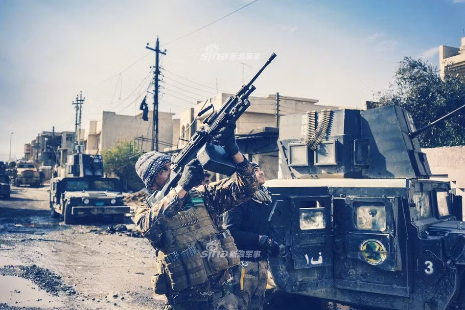 Đặc nhiệm Iraq đang chĩa súng lên trời nhằm tiêu diệt các máy bay không người lái điều khiển từ xa của phiến quân IS. Các máy bay này rất nhỏ, khó có thể bị phát hiện bởi hệ thống radar thông thường mà chỉ có thể bị phát hiện bằng mắt thường. Nguồn ảnh: Sina.