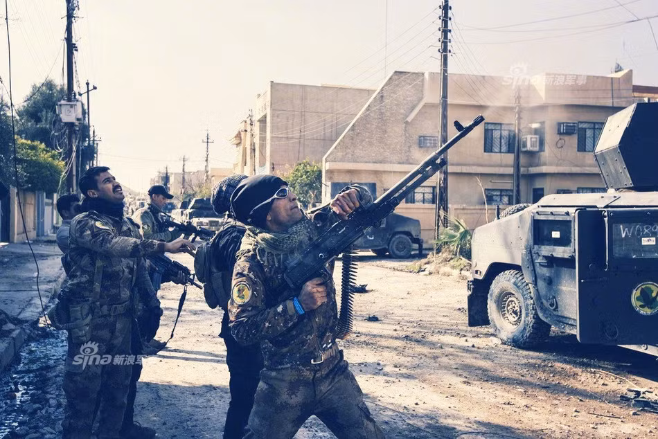 Dù phát hiện ra các máy bay này thì việc tiêu diệt chúng cũng không phải là dễ dàng khi chúng có thể bay ở độ cao tối đa lên tới 300 mét. Mặc dù có cấu tạo khá rẻ tiền và cực kỳ đơn giản tuy nhiên các máy bay không người lái này lại có sức công phá cực kỳ ghê gớm khi chúng có thể được sử dụng để thả những quả đạn cỡ 40 mm trúng vào vị trí của binh lính Iraq phía dưới đất. Nguồn ảnh: Sina.