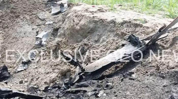 Theo truyền thông Pakistan đưa tin, vụ tai nạn không có thiệt hại về người khi phi công đã nhảy dù thoát ra an toàn còn chiếc máy bay rơi xuống một khu vực hẻo lánh ít cư dân sinh sống. Nguồn ảnh: Sina.