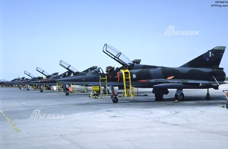 Trong 18 tháng gần đây, lực lượng Không quân Pakistan đã gặp phải một vài tai nạn khá nghiêm trọng trong quá trình bay huấn luyện. Nghiêm trọng nhất là vụ rơi máy bay huấn luyện vào tháng 11 vừa rồi khiến một nữ phi công học viên của nước này bị thiệt mạng. Nguồn ảnh: Sina.