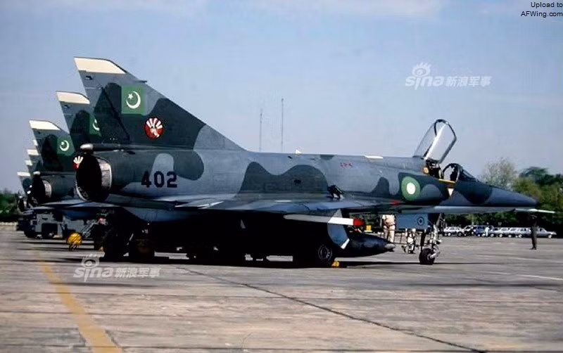 Do tuổi đời đã quá cao, Pakistan dự kiến sẽ hay thế hết tất cả các chiến đấu cơ Mirage trong lực lượng không quân nước này thành bằng các máy bay phản lực chiến đấu JF-17 của Trung Quốc. Nguồn ảnh: Sina.