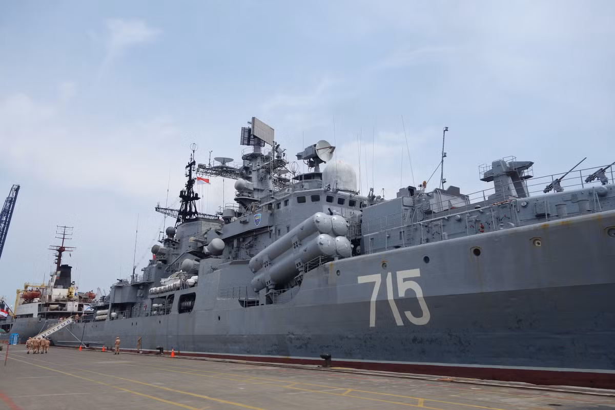 Tàu khu trục lớp Sovremennyy của Nga có tên Bystryy, số hiệu 715 là một trong những tàu khu trục lớn nhất trong Hạm đội Thái Bình Dương. Đầu năm 2016, tàu Bystryy đã dẫn đầu lực lượng Hạm đội Thái Bình Duong đến thăm cảng Tiên Sa, Đà Nẵng, Việt Nam. Hiện tại, trong biên chế lực lượng Hạm đội Thái Bình Dương của Nga có ít nhất một khu trục hạm loại này được biên chế vào hạm đội từ năm 1989. Nguồn ảnh: Wiki.