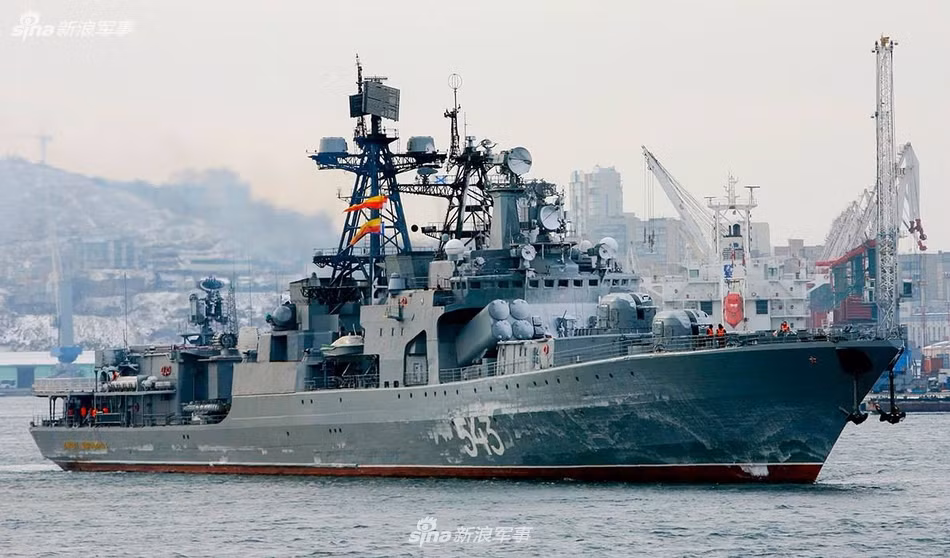 Tàu khu trục lớp Udaloy có độ giãn nước tối đa 7500 tấn, tốc độ tối đa lên tới 35 hải lý trên giờ tương đương với 65 km/h và có khả năng mang theo các trực thăng hộ tống với một sân bay được đặt phía boong sau. Nguồn ảnh: Sina.