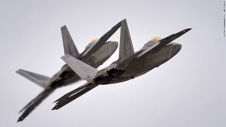 F-22 Raptor là chiếc máy bay chiến đấu thế hệ thứ năm đầu tiên trong lịch sử nhân loại được sản xuất hàng loạt. Kể từ năm 2005 tới nay, đã có 183 chiếc F-22 Raptor được sản xuất, F-22 là sản phẩm độc quyền của Không quân Mỹ, không được xuất khẩu. Nguồn ảnh: CNN.