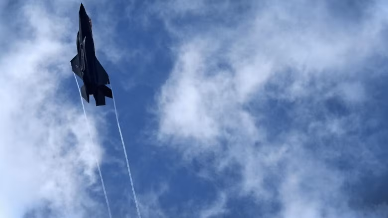 Thành tựu vĩ đại nhất và cũng... tai tiếng nhất của Không quân Mỹ chính là chiếc F-35. Được ra đời để thay thế cho những chiến đấu cơ F-16 và A-10 trong lực lượng Không quân Mỹ, những chiếc F-35 mang trong mình tất cả những tinh hoa kỹ thuật hàng không của nhân loại giúp định hình lại tiêu chuẩn của các "chiến đấu cơ thế hệ thứ năm". Tuy nhiên, do mang trong mình quá nhiều tính năng hiện đại vượt thời gian nên những chiếc F-35 nổi tiếng là đắt và... không hoạt động ổn định. Nguồn ảnh: CNN.