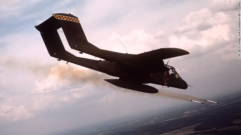 OV-10 Bronco dù đã về hưu, nhường sân khấu trình diễn cho các đàn em hiện đại hơn mình. Tuy nhiên, không một phi công Mỹ nào có thể quên được khả năng phóng pháo sáng đánh dấu, chỉ điểm mục tiêu mặt đất cực kỳ chính xác của chiếc phi cơ này trong chiến tranh Việt Nam. OV-10 là một trong những chiếc phi cơ hỗ trợ tốt nhất trong lịch sử Không quân Mỹ. Nguồn ảnh: CNN.