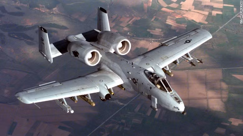A-10 Thunderbolt là chiến đấu cơ được bộ binh Mỹ mệnh danh là "Thiên thần" với khả năng yểm trợ bộ binh cực kỳ chính xác và âm thanh khi chúng khai hỏa nòng phảo 30mm không lẫn vào đâu được. Với khả năng đối đất cực kỳ chính xác của mình, A-10 có thể tự tin tấn công kẻ địch cách chiến tuyến quân mình chỉ vài chục mét mà không sợ đạn lạc, bắn nhầm đồng đội. Nguồn ảnh: CNN.