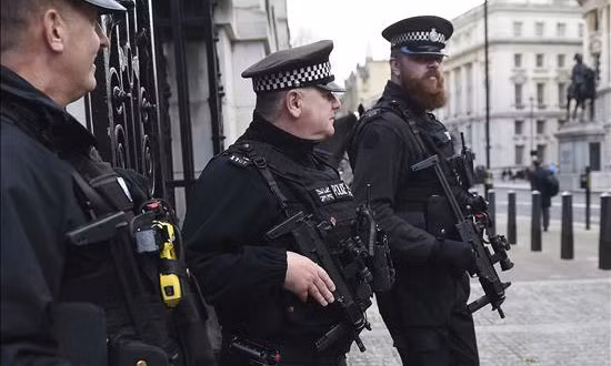 Tiểu liên Heckler &amp; Koch MP7 của lực lượng Cảnh sát Anh. Với kích thước nhỏ gọn dễ xoay xở, khẩu tiểu liên này rất thích hợp khi sử dụng trong thành phố. Ngoài ra một điểm cực kỳ quan trọng nữa đó là MP7 có tầm bắn ngắn, chỉ khoảng 150 mét, vậy nên khi sử dụng trong thành phố nhiều người qua lại sẽ giảm thiểu được nguy cơ gây thương tích cho dân thường. Nguồn ảnh: Postla.