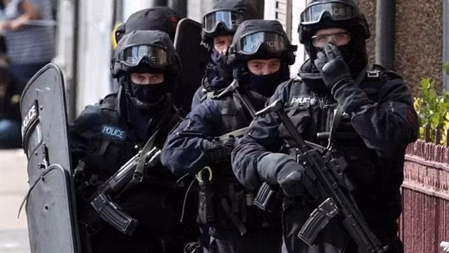 Ngoài ra, các lực lượng chống khủng bố của Anh còn được trang bị nhiều thiết bị phụ trợ khác như khiên chắn, lựu đạn hơi cay, súng bắn đạn cao su, súng bắn điện,... để sử dụng trong nhiều trường hợp khác nhau. Nguồn ảnh: Middle.