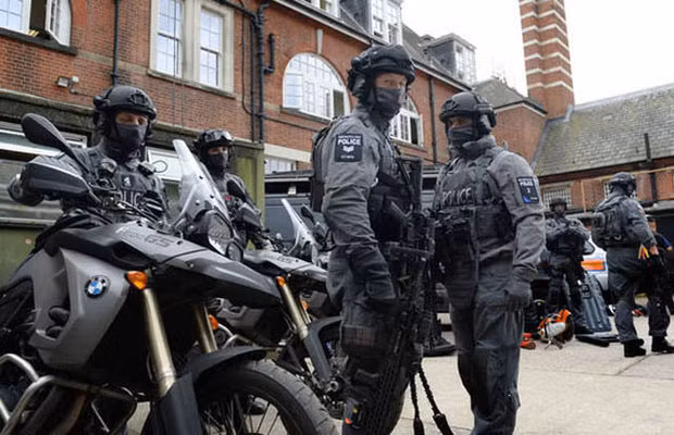 Những chiếc xe máy thương hiệu BMW có dung tích xi-lanh cực lớn này giúp các lực lượng phản ứng nhanh luồn lách qua địa điểm ùn tắc giao thông, trèo lên di chuyển trên vỉa hè hay thậm chí còn có thể... leo cầu thang một cách dễ dàng, giúp lực lượng an ninh truy bắt, tấn công những kẻ tình nghi bỏ trốn. Nguồn ảnh: Star.