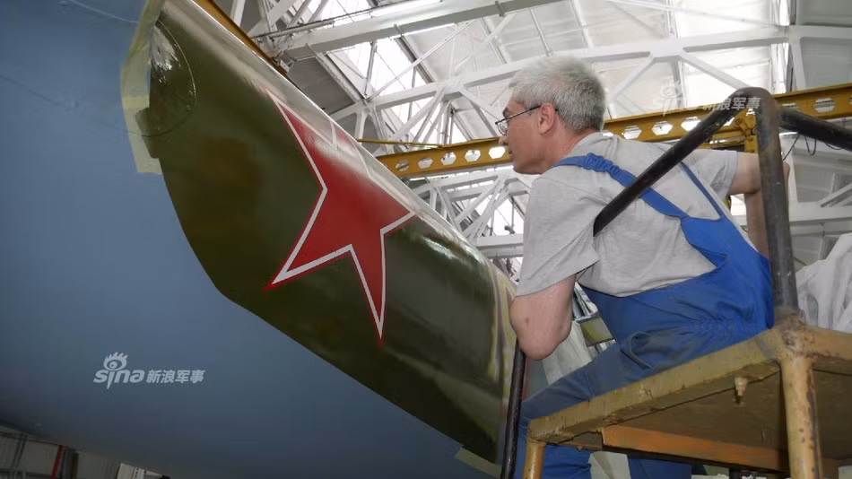 Trong chiến tranh thế giới thứ hai, những chiếc máy bay cường kích Il-2 đã đóng một vai trò rất lớn ở mặt trận Xô-Đức. Thậm chí, phía Liên Xô còn cho rằng tầm quan trọng của Il-2 trên bầu trời có thể sánh ngang với những chiếc xe tăng T-34 dưới mặt đất. Nguồn ảnh: Sina.