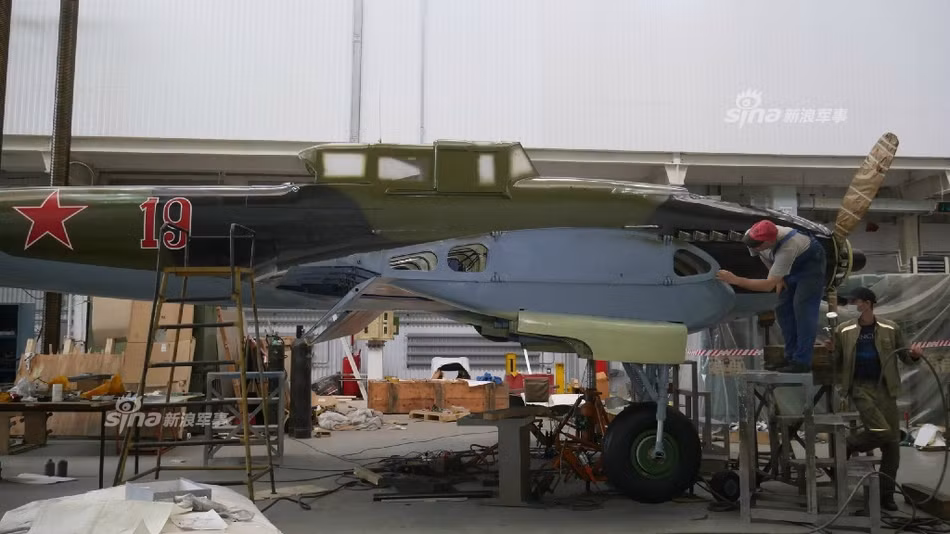 Một vài cơ sở sản xuất, lắp ráp máy bay ở Nga đến nay vẫn thường xuyên bảo dưỡng, phục chế hoặc thậm chí là chế tạo lại những chiếc máy bay này để đáp ứng nhu cầu của các nhà sưu tầm. Mỗi chiếc máy bay Il-2 nếu còn bay được có thể bán với giá từ hàng trăm cho tới vài trăm nghìn USD tùy theo độ "chịu chơi" của người mua. Nguồn ảnh: Sina.