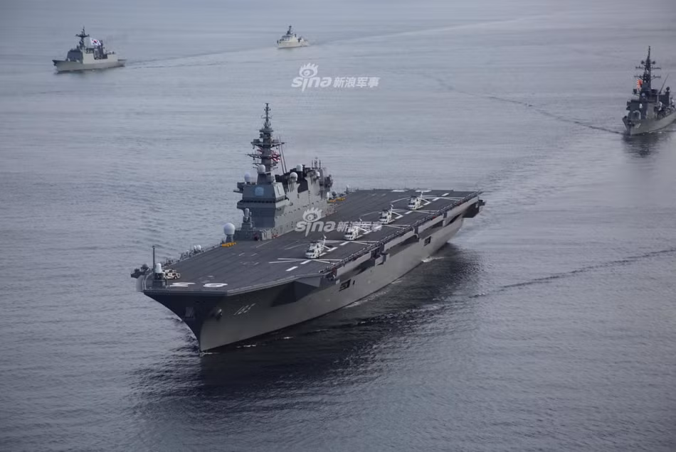 Sở dĩ các máy bay F-35B có thể hoạt động một cách bình thường trên tàu khu trục chở trực thăng Izumo là vì F-35B sở hữu khả năng cất hạ cánh trên đường băng ngắn. Cụ thể, tính năng STVL của F-35B cho phép nó cất cánh gần như thẳng đứng với đường băng chỉ khoảng vài chục mét và hạ cánh một cách thẳng đứng hoàn toàn như một chiếc máy bay trực thăng thực thụ. Nguồn ảnh: Sina.