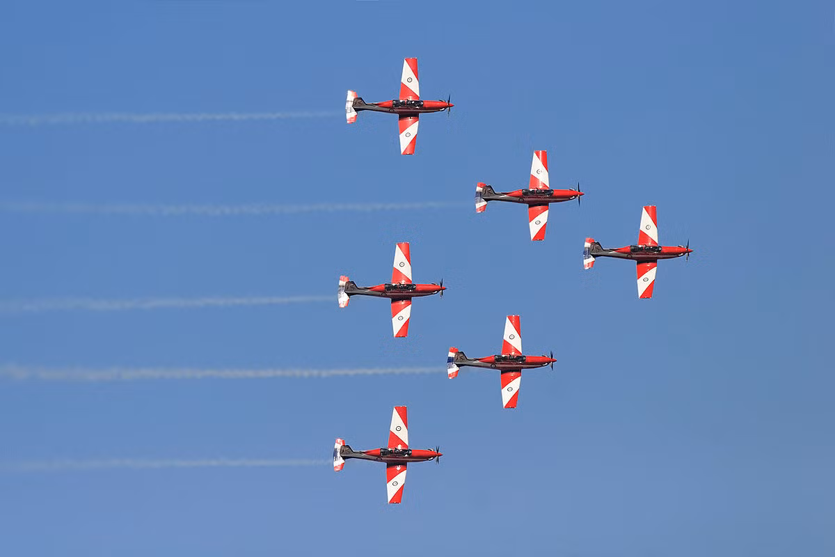  Đội hình không quân phổ biến nhất khi bay hành trình là đội hình đan xen theo kiểu tam giác. Đội hình này được các phi công không quân học hỏi từ cách loài chim bay theo đàn. Theo đó, những chiếc máy bay bay phía sau sẽ tốn ít nhiên liệu hơn do tận dụng được lực đẩy không khí từ những chiếc bay phía trước theo đội hình. Nguồn ảnh: Wiki.