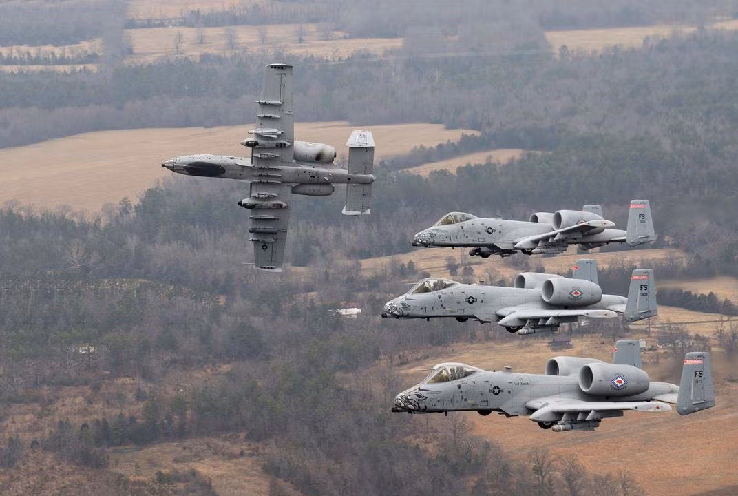 Đặc biệt, khi tham gia tấn công mặt đất, ngoài việc phải giữ vững đội hình còn phải tuân thủ theo các yêu cầu kỹ thuật về góc tấn công, góc tiếp cận, góc thoát và hướng thoát hiểm khẩn cấp để đảm bảo an toàn nhất cho mỗi pha bổ nhào. Nguồn ảnh: Airspace.