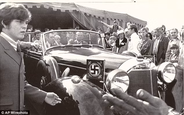 Ở phiên bản chuẩn, Mercedes-Benz 770 có tới 5 bóng đèn trước chưa kể đèn xi-nhan. Ngoài ra hai bên hông xe còn được treo hai chiếc lốp dự phòng dù xe của Hitler thường không mấy khi được phép xịt lốp khi đang sử dụng cả. Nguồn ảnh: Dailymail.