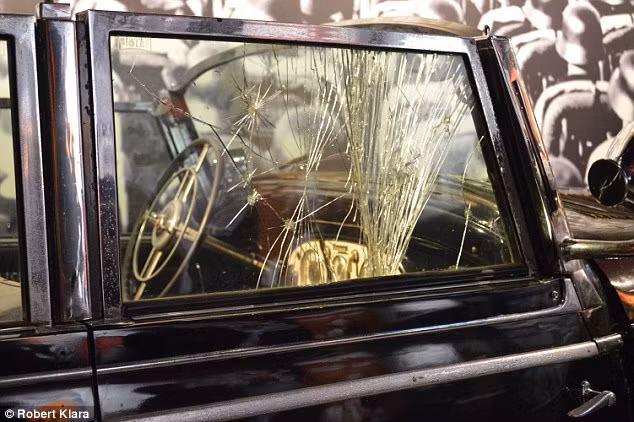 Vết nứt kính cũng được giữ lại nguyên vẹn. Hiện tại, Bảo tàng Quân sự Canada thu hút khách du lịch chủ yếu là nhờ sự góp mặt của chiếc xe Mercedes-Benz 770 này. Nguồn ảnh: Dailymail.