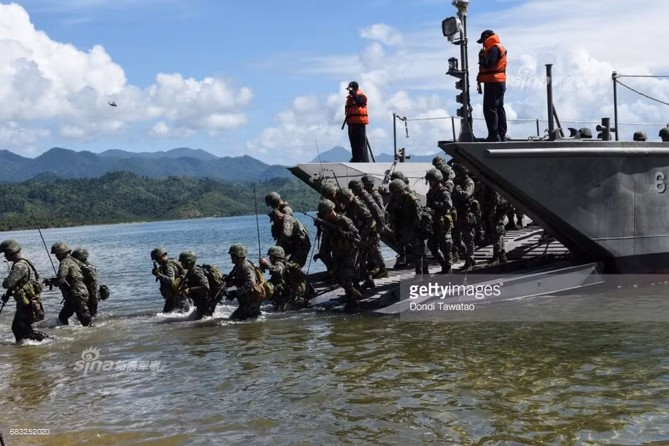 Trong ảnh, thủy quân lục chiến Mỹ - Philippine đổ bộ đường biển trong diễn tập tái chiếm đảo. Nguồn ảnh: Gettyimg.